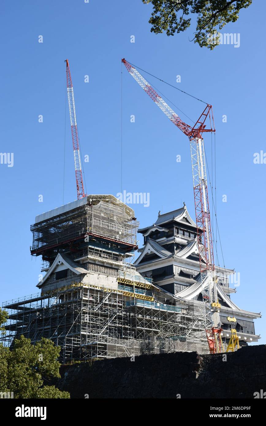 Schloss Kumamoto während der Bauarbeiten nach einem Erdbeben im Jahr 2016, eine große und gut befestigte Holzburg Stockfoto