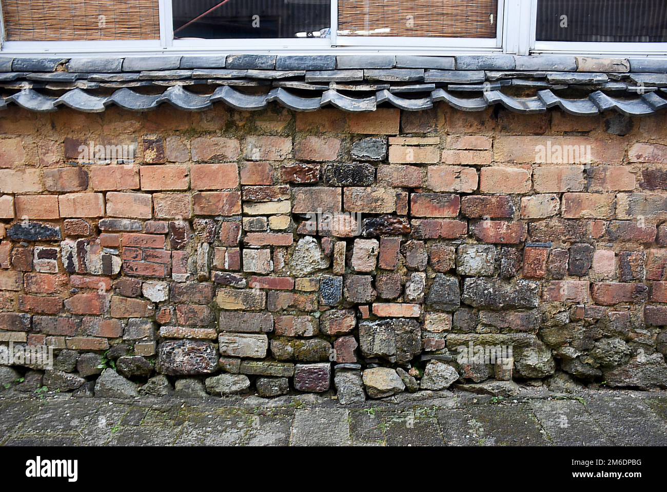 Tombai Wall Alleys - historische Mauern aus Abfall von feuerfesten Ziegelsteinen (Tombai), architektonische Details in Arita Stadt Kyushu is Stockfoto