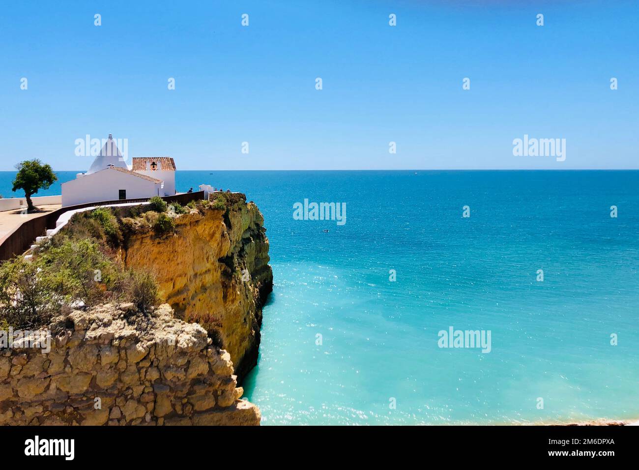 Kleine Kapelle Igreja de Nossa Senhora da Rocha im Dorf Rocha an der Algarve in Portugal Stockfoto