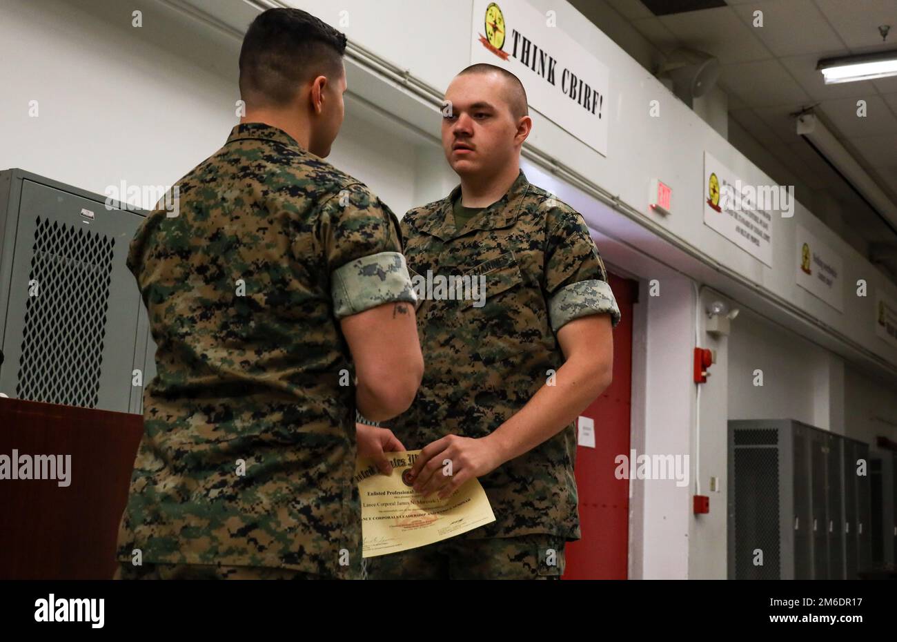 U.S. Marines mit der Chemical Biological Incident Response Force (CBIRF) absolvierten das Lance Corporal Leadership and Ethics Seminar am Indian Head der Naval Support Facility, Maryland, 26. April 2022. Das Seminar ist für einen Junior Marine von grundlegender Bedeutung, um Führungskompetenzen zu entwickeln. CBIRF, LanceCplSeminar, Marines, ThinkCbirf, Stockfoto