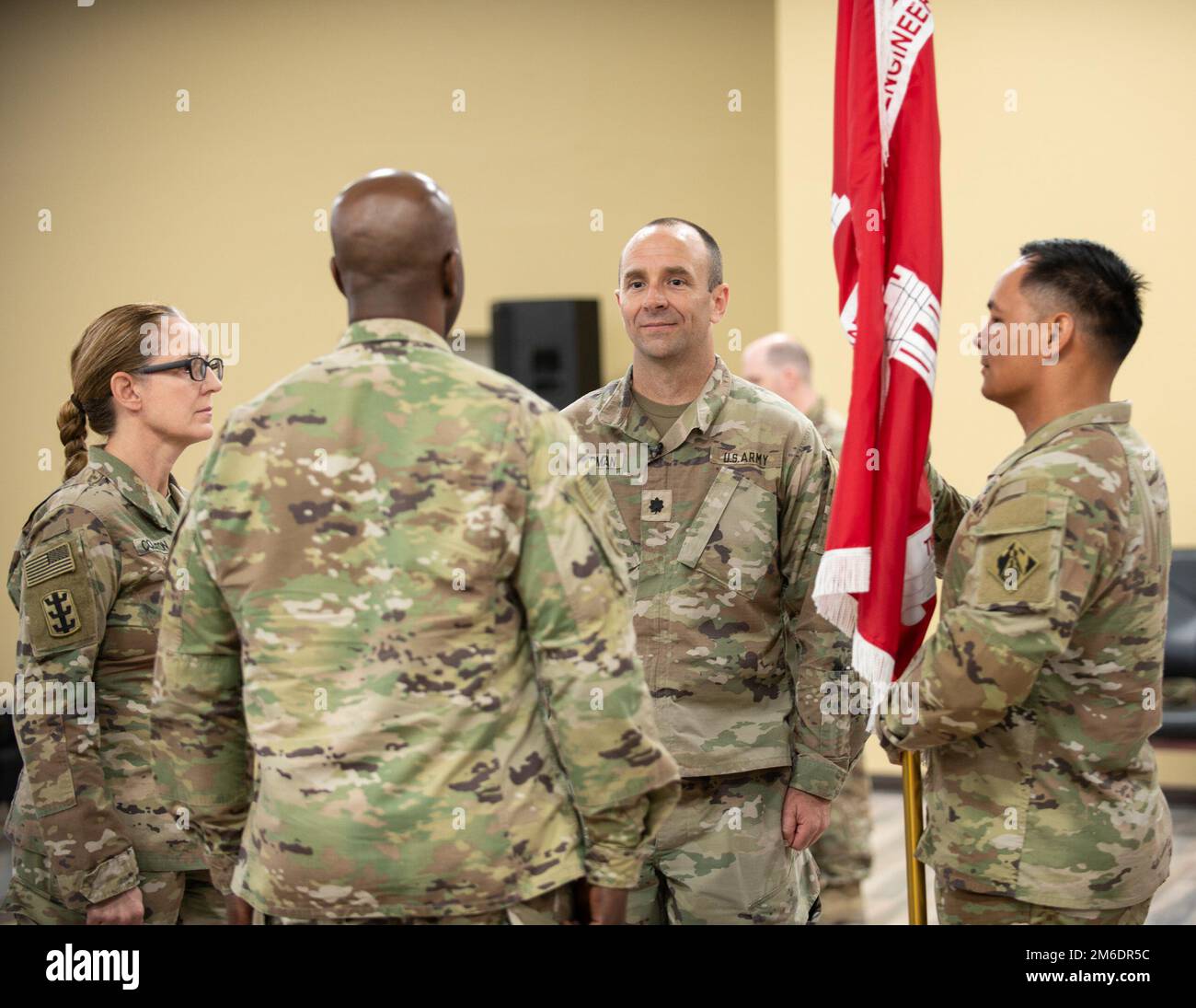 Generalmajor Kimberly Colloton, kommandierender Ceneral der USA Die Transatlantische Division des Armeekorps der Ingenieure richtet eine Zeremonie zur Aufgabe des Kommandos aus, bei der der scheidende Befehlshaber des Expeditionsbezirks, Col Kenneth N. Reed, das Kommando über den Bezirk an den Interims-Befehlshaber des Expeditionsbezirks, LT. Colonel Peter M. Ammerman, am 25. April 2022 in Camp Arifjan, Kuwait, übertragen wird. Colloton war Gastgeber der altehrwürdigen Übertragung von Autorität und Kommandozeremonie, da Reed als Anführer der USA ausgewählt wurde Armeekorps der Ingenieure, Südwest-Division. Ammerman leitet den Bezirk bis Reeds Nachfolger, Oberstleutnant. Stockfoto