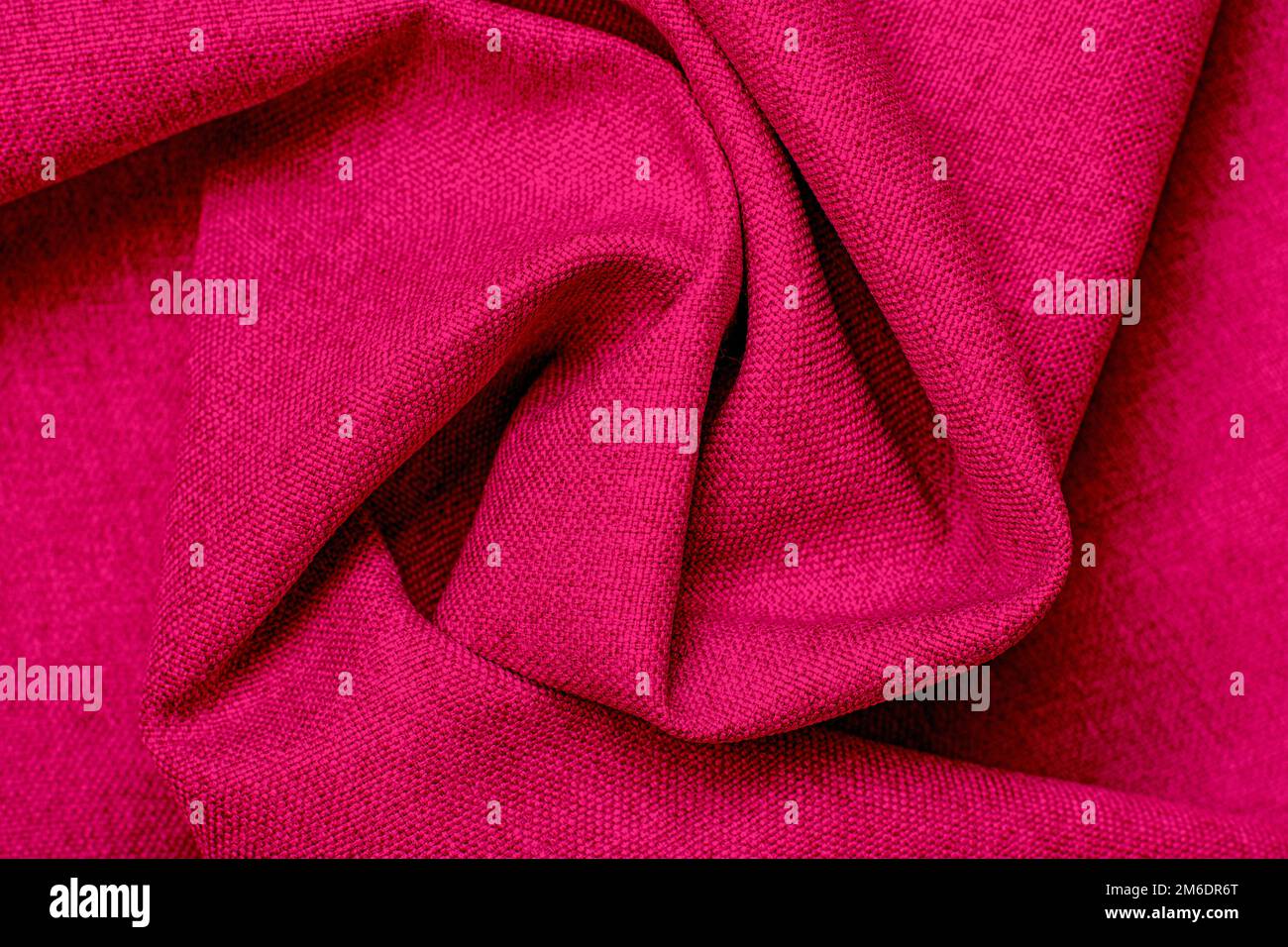 Struktur des Stoffs. Wunderschönes gestricktes Muster. Darstellung der Pantone-Farbe des Jahres 2023 viva magenta. Stockfoto