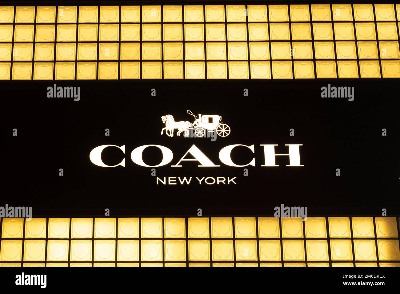 Tokio, Japan. 3. Januar 2023. Ein Coach New York Flagship Store in Ginza. Das amerikanische Modehaus stellt Lederhandtaschen, Taschen und Modeaccessoires her und unterhält enge Partnerschaften mit dem italienischen Hersteller von Brillen Luxottica. Coach gehört Tapestry, Inc., einer multinationalen Holdinggesellschaft mit einem Portfolio, darunter Kate Spade New York und Stuart Weitzman, NYSE, gelistet als $TPR und geleitet von CEO Joanne Crevoiserat. Ginza ist ein beliebtes, gehobenes Einkaufsviertel, bekannt für seine Auswahl an Luxusgeschäften und Reichtum an der Fifth Avenue. Es liegt neben der Stadt Chiyoda, der Heimat des Kaiserpalastes Stockfoto