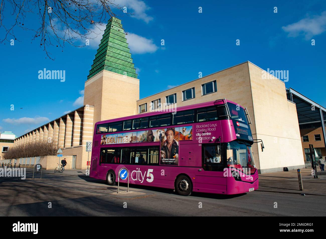 Der Bus fuhr an der Business School vorbei, Oxford University, England. UK Stockfoto