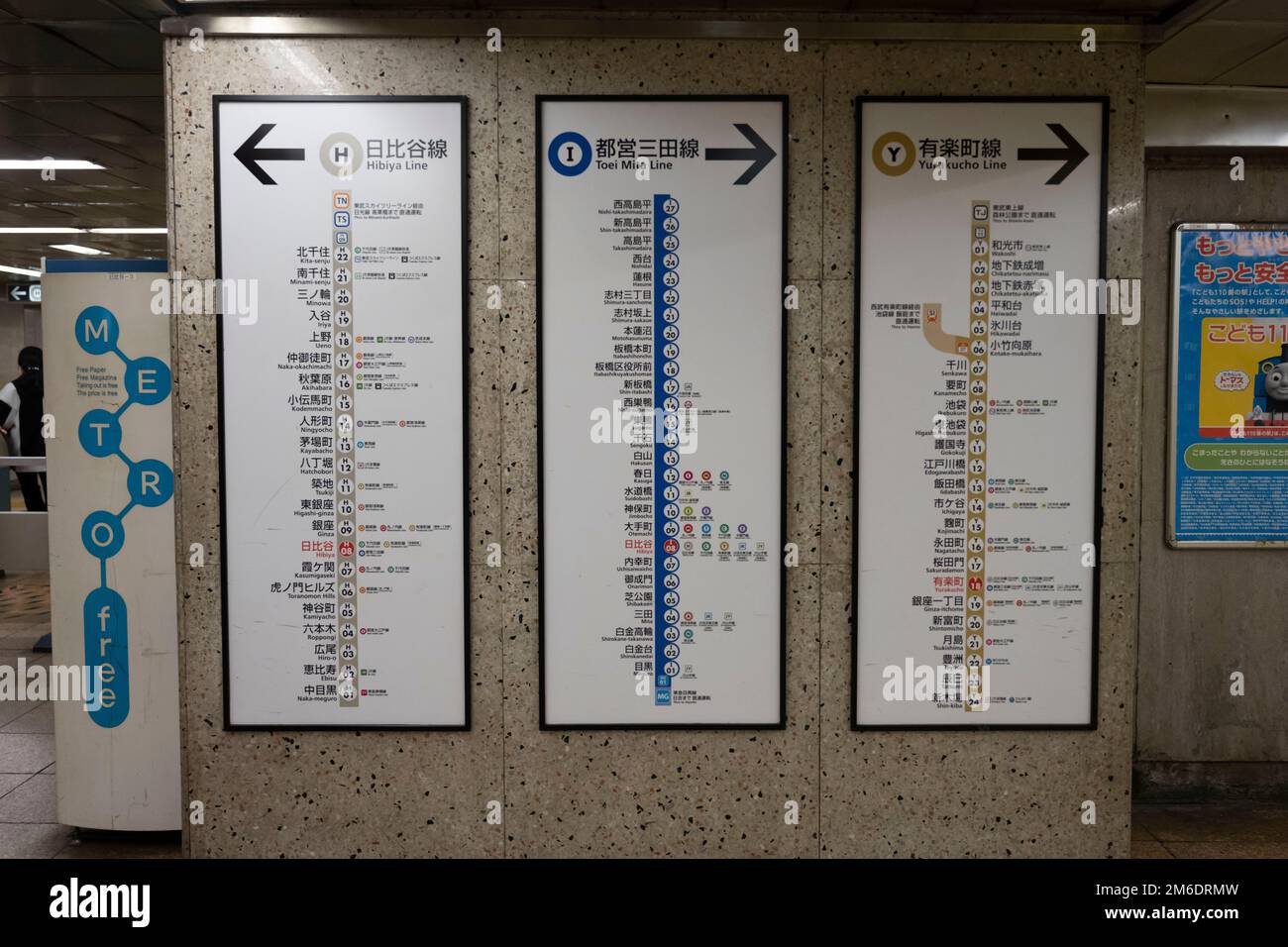 Tokio, Japan. 3. Januar 2023. Ein Verzeichnis der Bahnhöfe und eine Karte der Bahnlinie am Bahnhof Hibiya für die Toei-U-Bahn-Mita-Linie und die Tokyo-U-Bahn-Linie Hibiya und die YÅ«rakuchÅ-Linie im öffentlichen Nahverkehr. Ginza ist ein beliebtes, gehobenes Einkaufsviertel, bekannt für seine Auswahl an Luxusgeschäften an der Fifth Avenue Geschäfte und Vermögen. Es liegt neben der Stadt Chiyoda, der Heimat des Kaiserpalastes und des Sitzes der japanischen Regierung. (Kreditbild: © Taidgh Barron/ZUMA Press Wire) Stockfoto