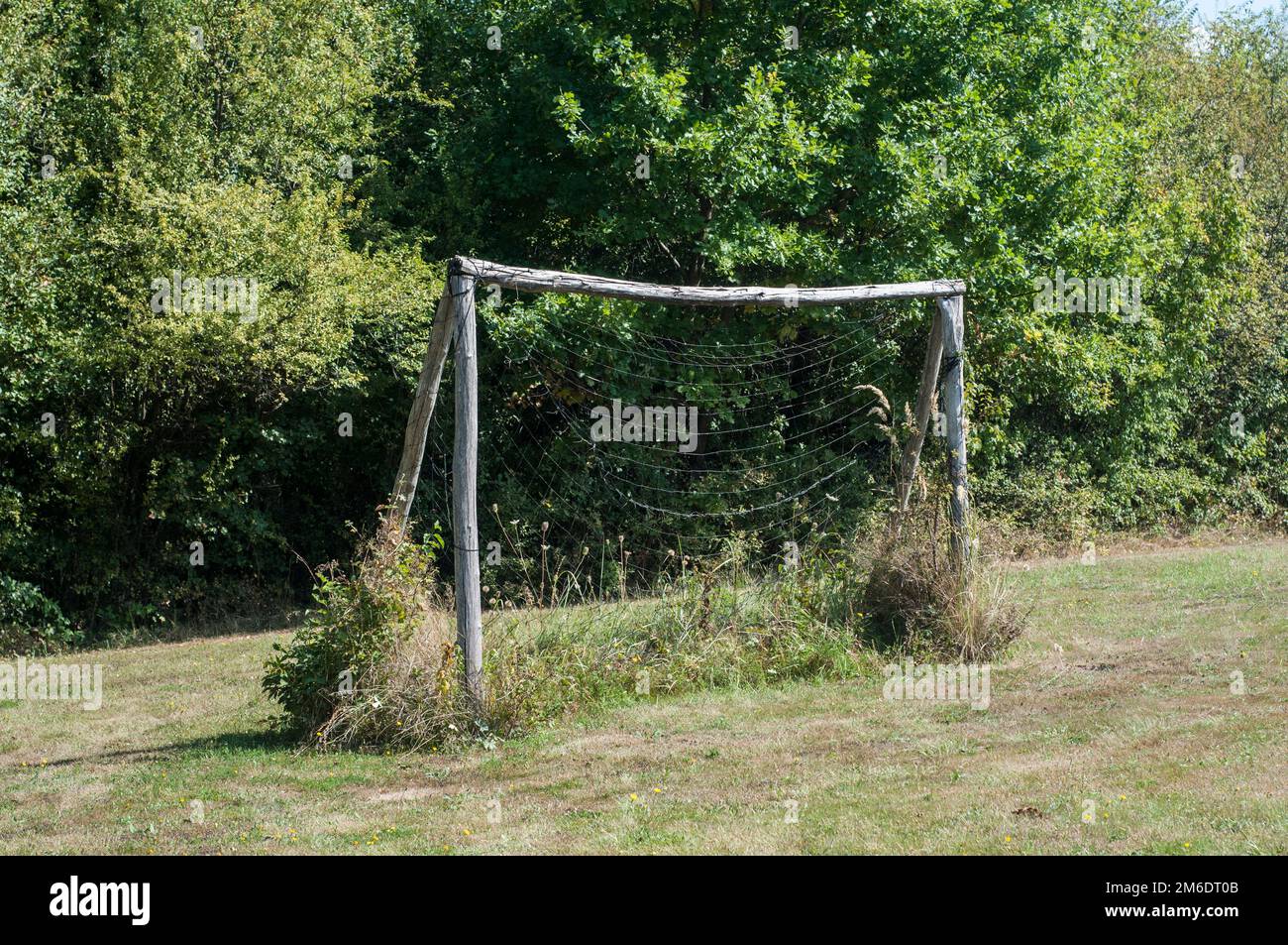 Alte Holztor Fußballtür auf dem ländlichen Fußballplatz Stockfoto