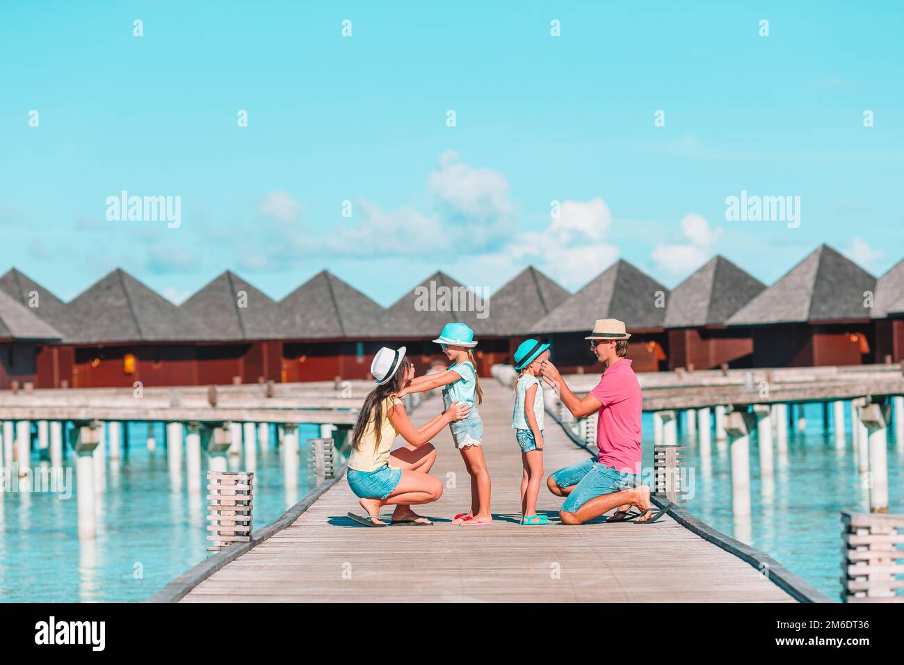 Junge Familie im Urlaub haben eine Menge Spaß Stockfoto