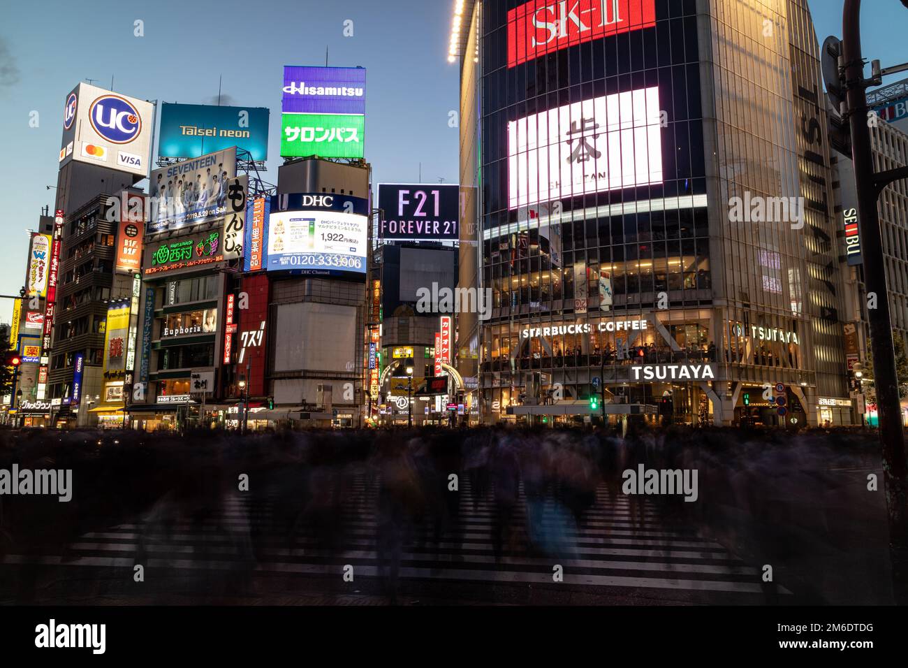 Shibuya, Japan - 16 6 19: Shibuya Crossing in der Nacht mit geschäftigen Menschenmassen Stockfoto