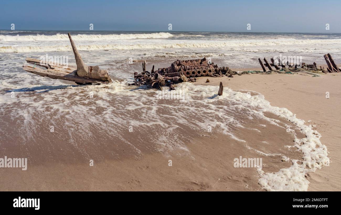 Ein Schiffswrack im Skeleton-Coast-Nationalpark in Namibia. Stockfoto