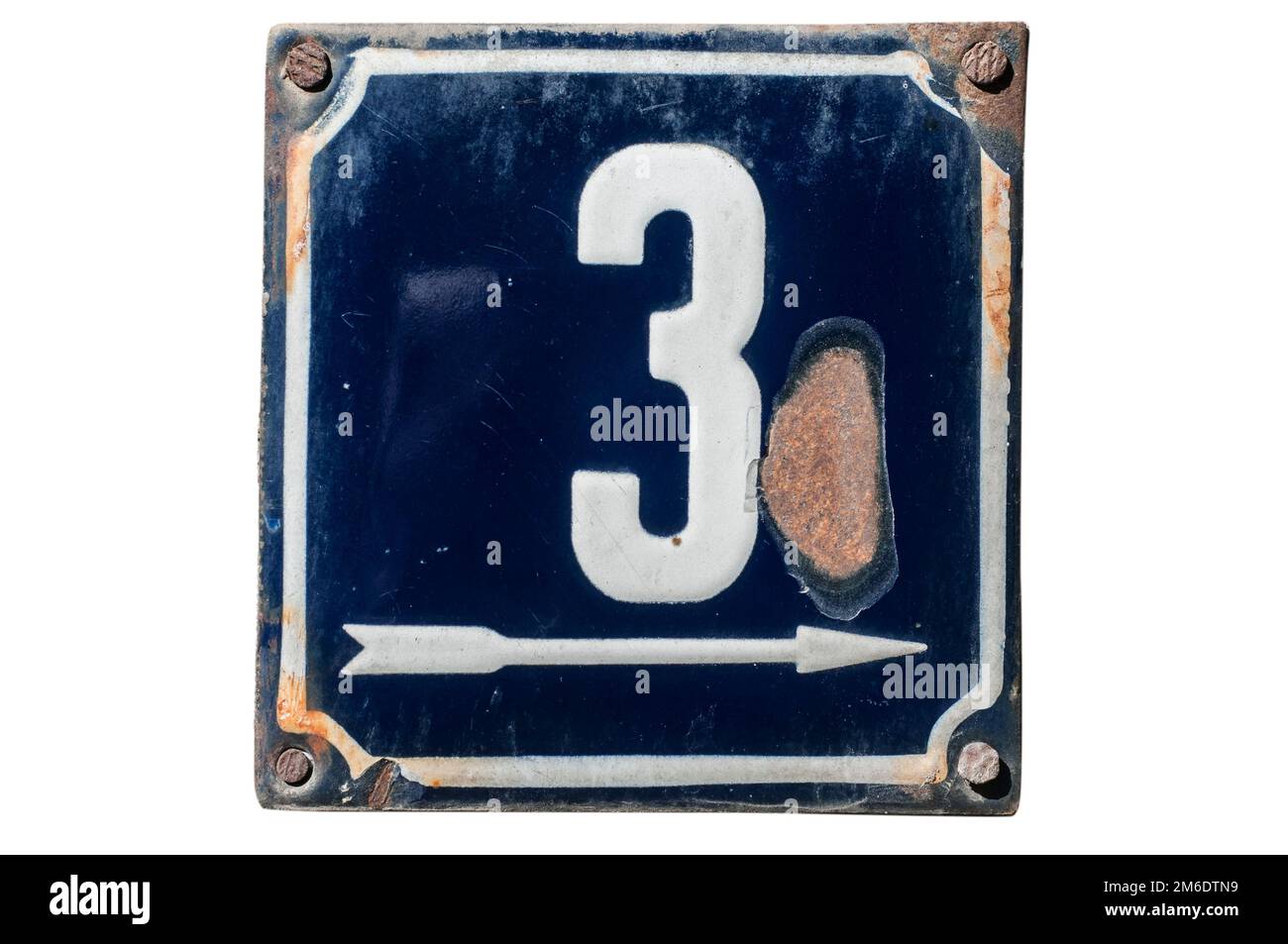 Verwitterte, quadratische Metall-Emaillierte Platte mit der Nummer der Straßenadresse mit der Nummer 3 in der Nähe Stockfoto