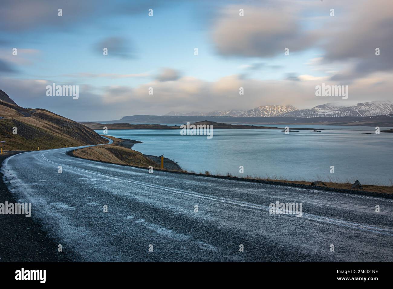 Einsame Straße in Island Stockfoto