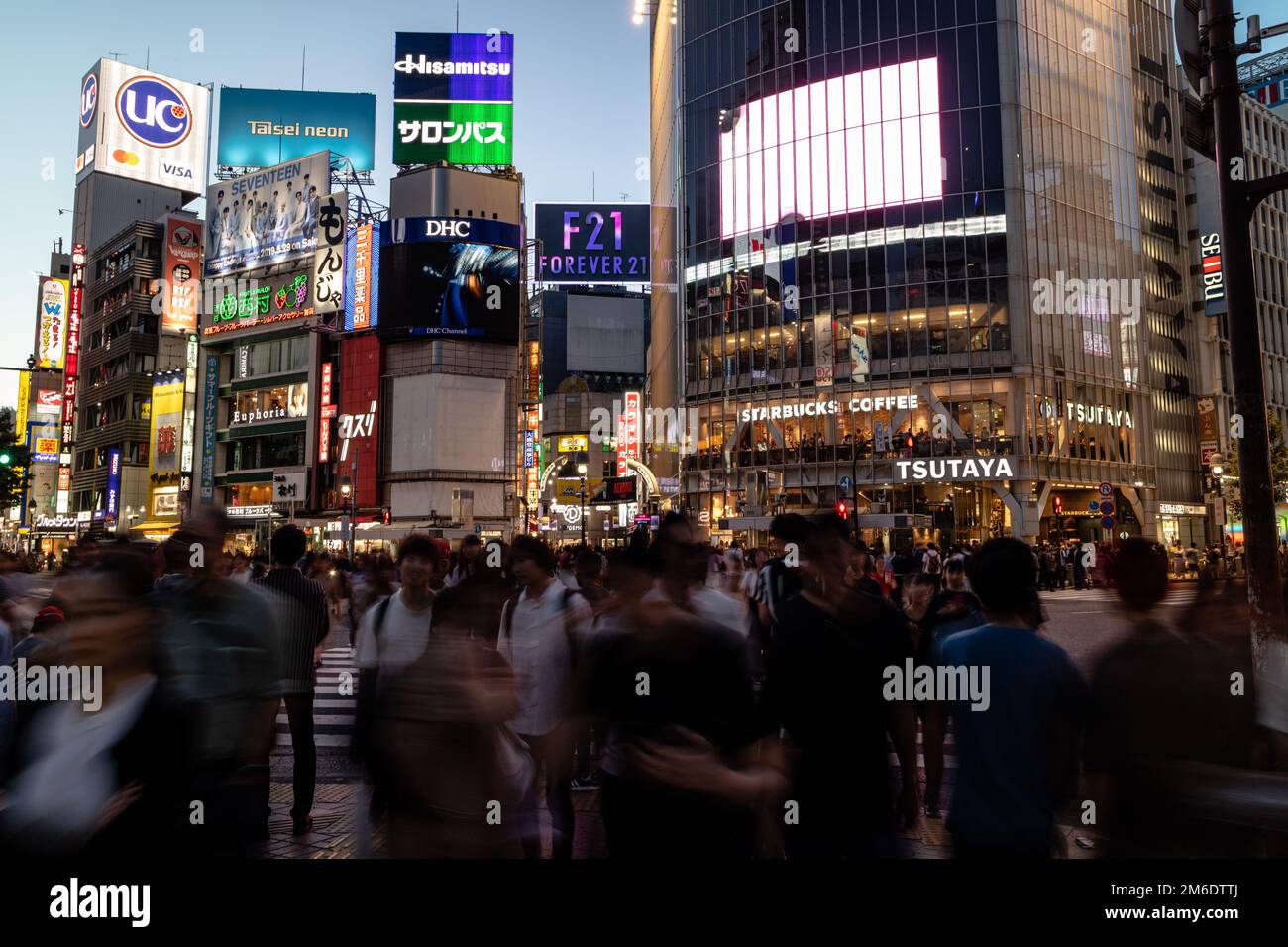 Shibuya, Japan - 16 6 19: Shibuya Crossing in der Nacht mit geschäftigen Menschenmassen Stockfoto