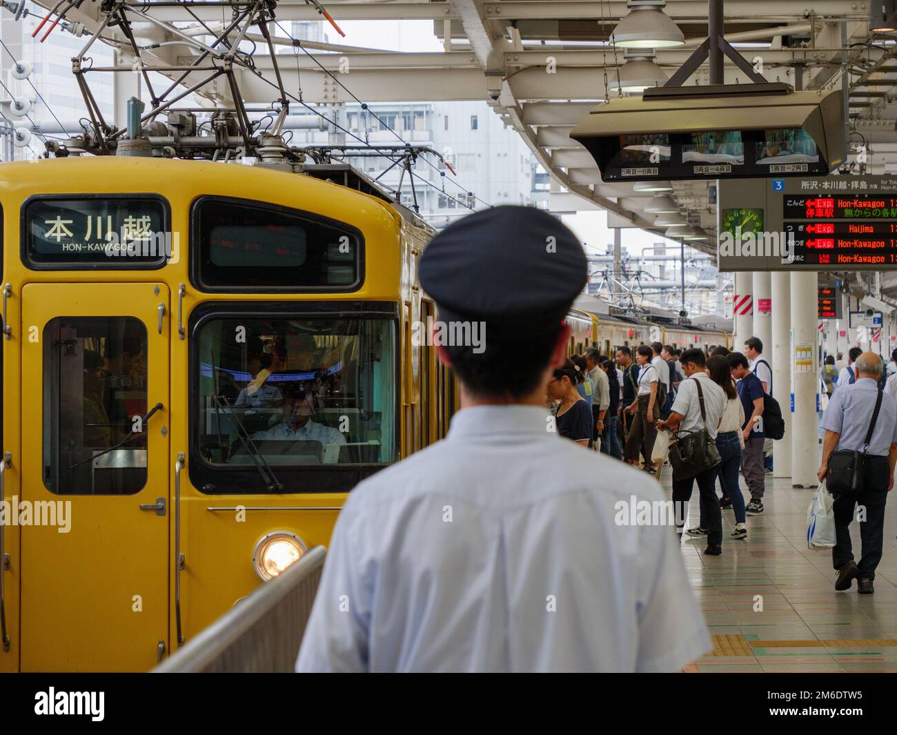 Shinjuku, Japan - 2 9 19: Der zug der seibu-shinjuku-Linie fährt in eine belebte Station Stockfoto
