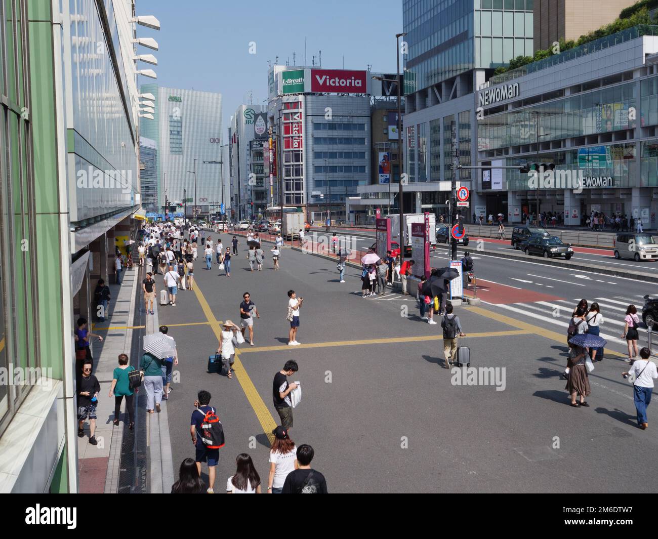 Shinjuku, Japan - 30 8 19: Der geräumige Bereich außerhalb des JR Shinjuku Bahnhofs während des Tages Stockfoto