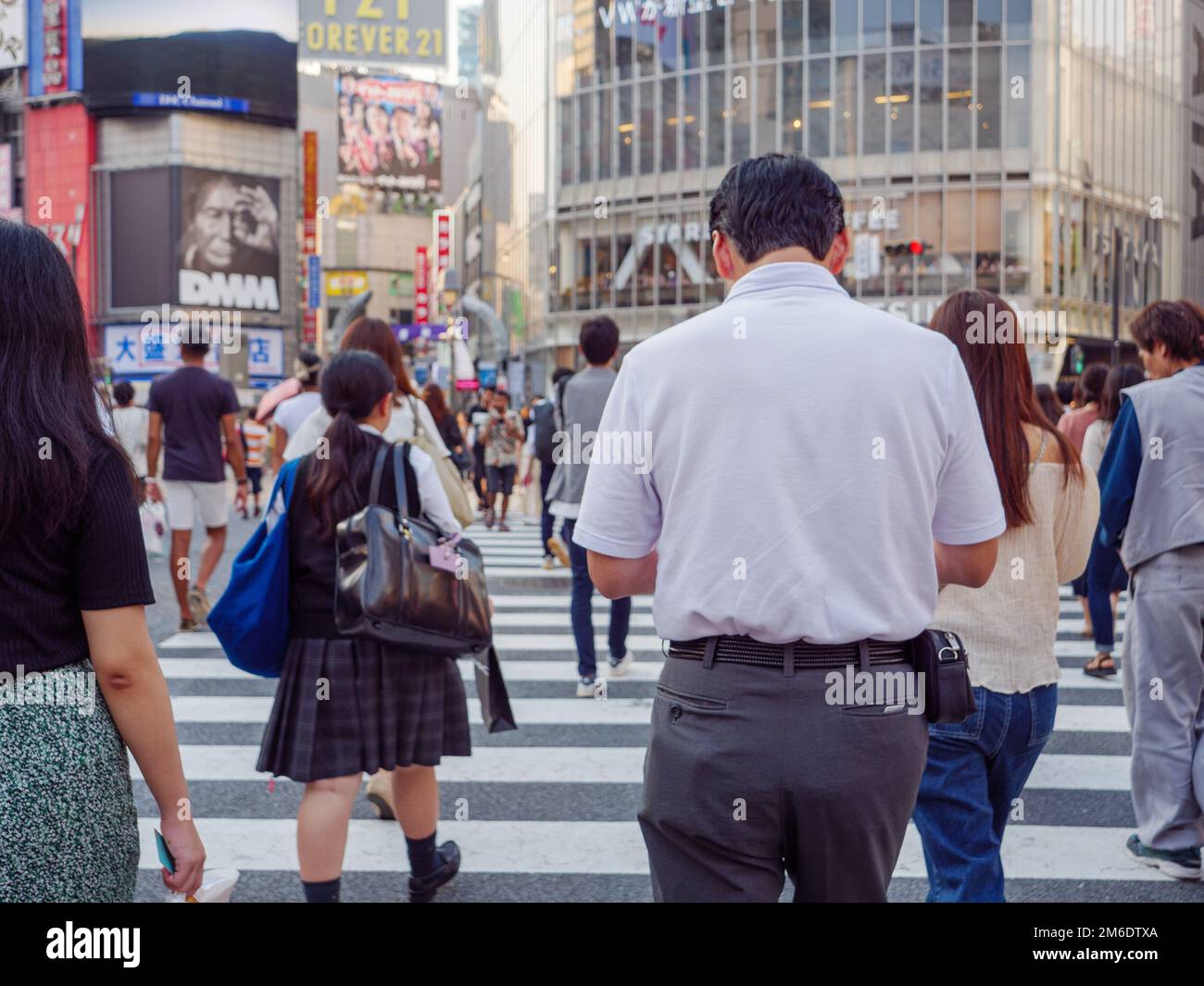 Shibuya, Japan - 23 9 19: Ein Geschäftsleute In der Menge, die das Shibuya-Gerangel überquert Stockfoto