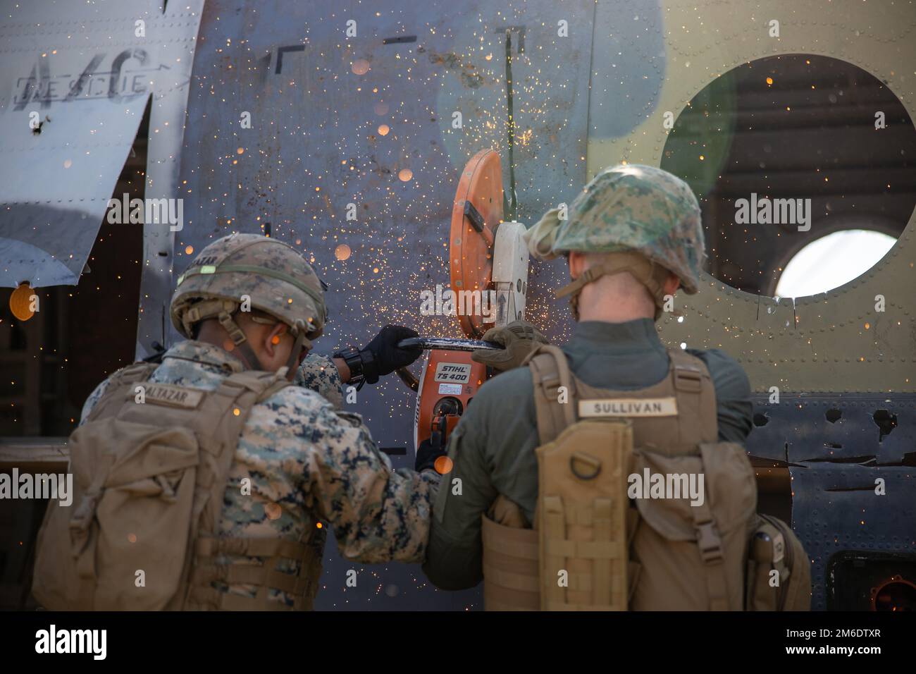 USA Everardo Baltazar, Left, ein Schütze der Aufklärungsfirma Light Pmored, Bataillon-Landungsteam 2/4, 13. Marineexpeditionstruppe, Und Sergeant Zachary Watkins, ein expeditionärer Feuerwehr- und Rettungsspezialist mit Marine Medium Tiltrotor Squadron 362, 13. MEU, Schnitt in ein simuliertes Flugzeugwrack, um Personal zu retten, während eines taktischen Rettungskurs für Flugzeugpersonal im Marine Corps Basislager Pendleton, Kalifornien, 25. April 2022. Der TONNARE-Kurs entwickelt die Kenntnisse der Marines in Bergungsmaßnahmen und ermöglicht so eine schnelle, effiziente und sichere Bergung von Stockfoto