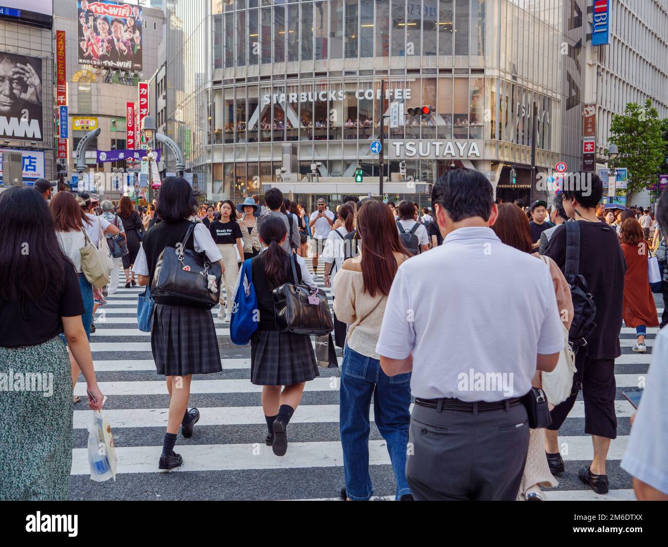 Shibuya, Japan - 23 9 19: Ein Geschäftsleute In der Menge, die das Shibuya-Gerangel überquert Stockfoto