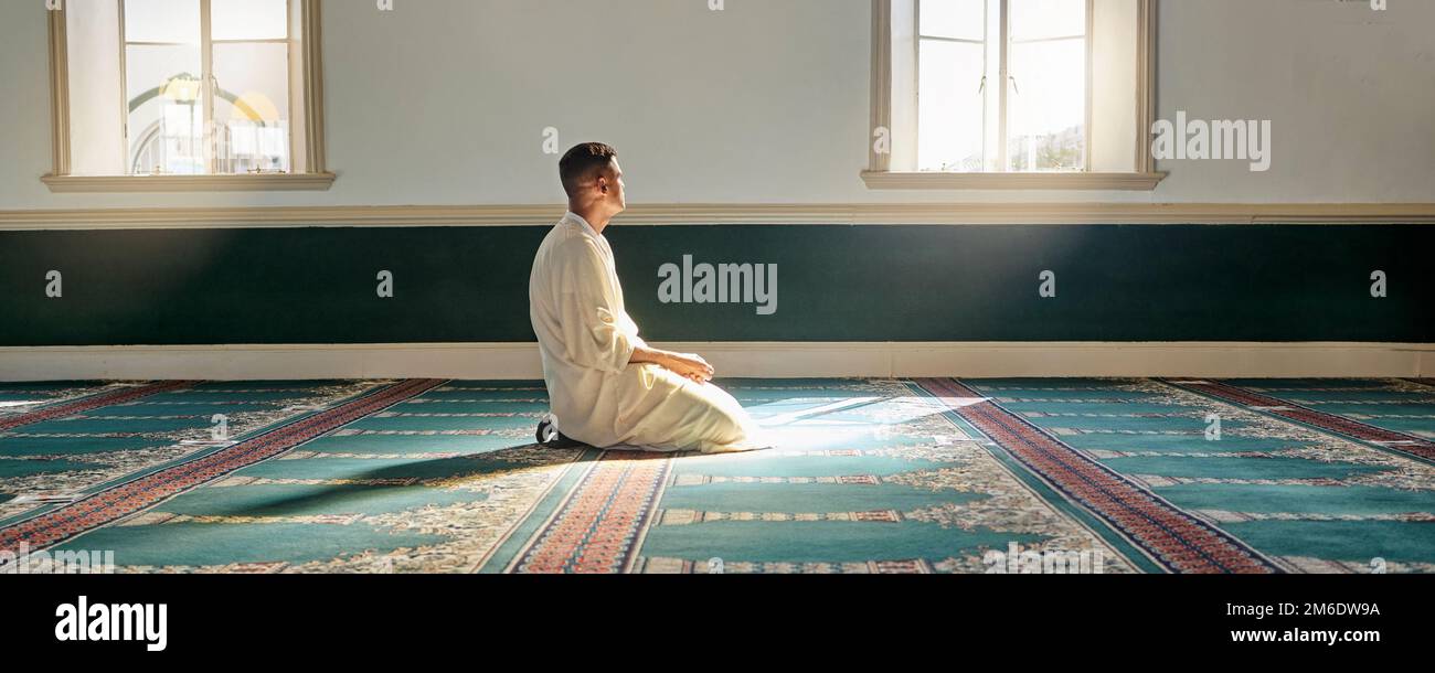 Moschee, Gottesdienst und muslimischer Mann, der auf Knien für Dankbarkeit, Unterstützung betet, oder ramadan für spirituelles Wohlbefinden. Religion, Tradition und islamischer Typ Stockfoto