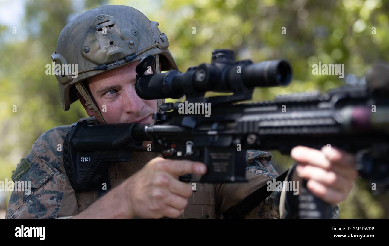 USA Marinekorps Sergeant Todd Sager, stellvertretender Teamleiter mit 4. Aufklärungsbataillon, hat während der ersten Phase der School of Infanterie-East Scout Sniper Challenge in Camp Geiger, North Carolina, am 25. April 2022 zu sehen. Der Zweck dieser Herausforderung bestand darin, Scharfschützen in Kommunikation, Scharfschützen und Teamarbeit in verschiedenen Wettbewerbsrelais zu testen. Stockfoto