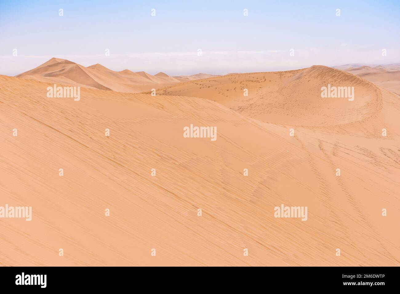 Blick auf die Wüste von Namib von Dune 7 in der Nähe von Swakopmund in Namibia. Stockfoto