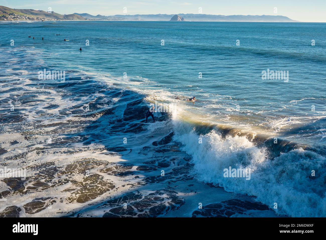 Surfen im Ozean. Cayucos Beach an der zentralen Küste Kaliforniens ist einer der besten Strände in Kalifornien zum Surfen und Schwimmen Stockfoto