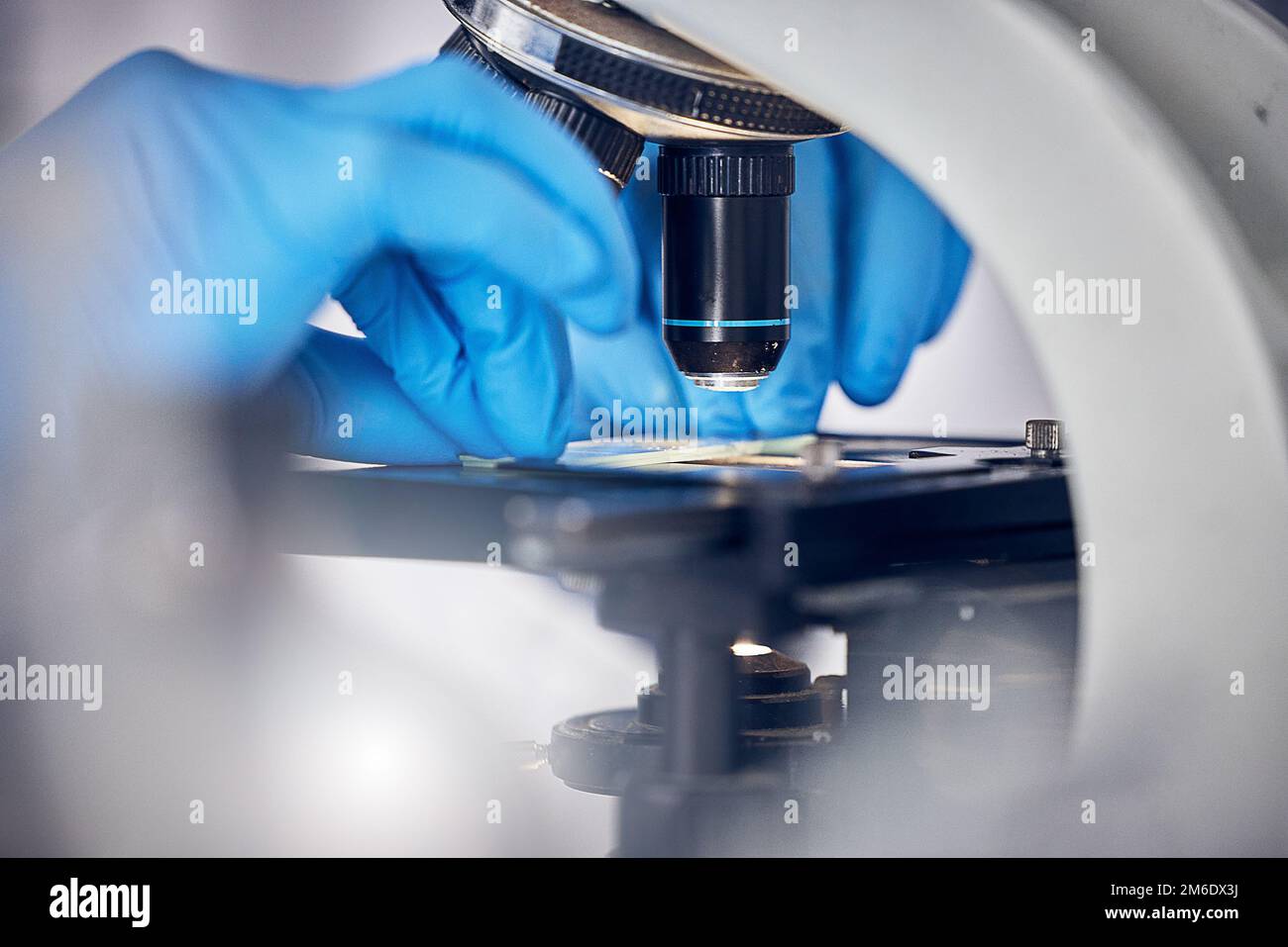 Mikroskop, Wissenschaft und Wissenschaftler, Analyse von Daten oder DNA-Proben, mikrobiologische oder biotechnologische Forschungsstudie. Partikel zoomen, Bakterien und Stockfoto