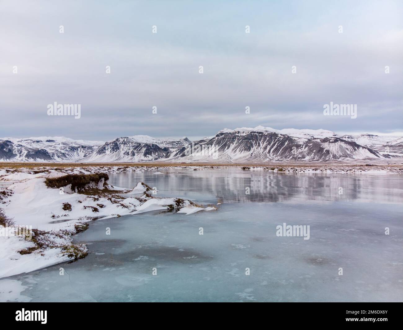 Gefrorene Landschaft mit Bergen in Island Stockfoto