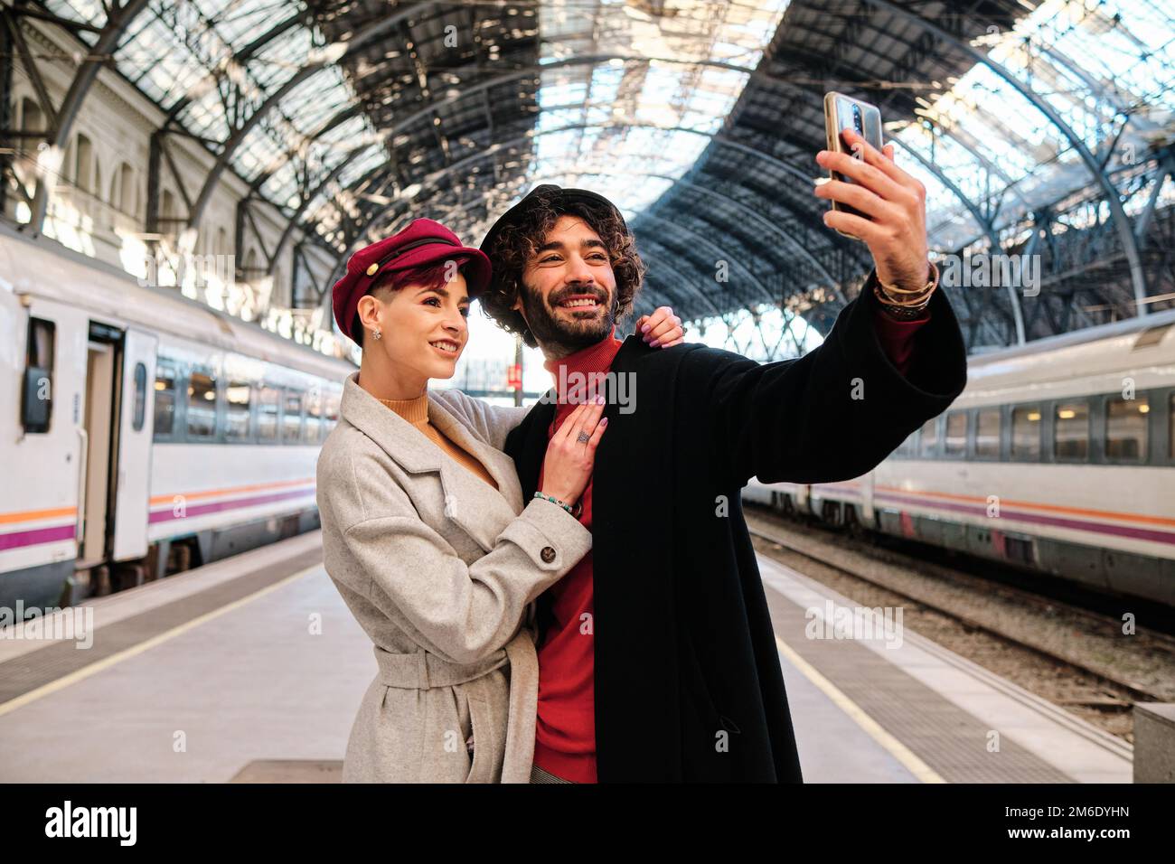 Ein stilvolles Paar, das ein Selfie am Bahnhof macht Stockfoto