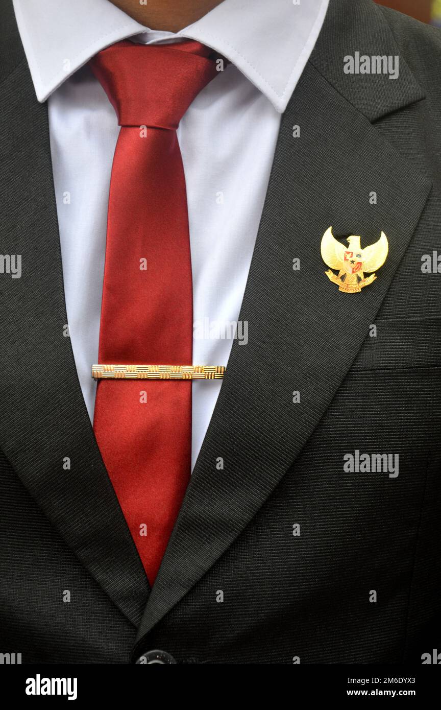 Anzüge von Männern mit roten Krawatten Stockfoto