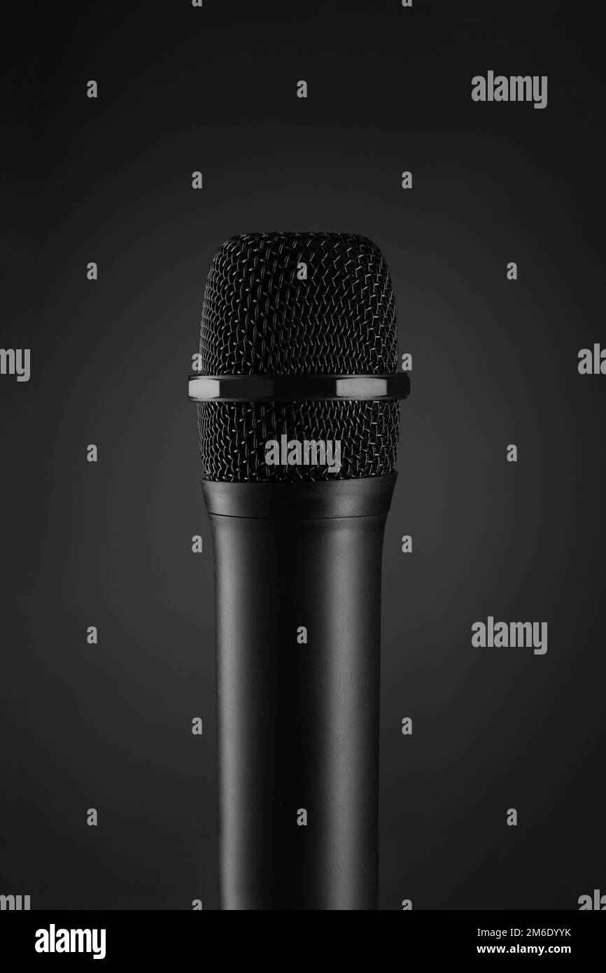 Kabelloses schwarzes Mikrofon auf dunkelgrauem Hintergrund Stockfoto