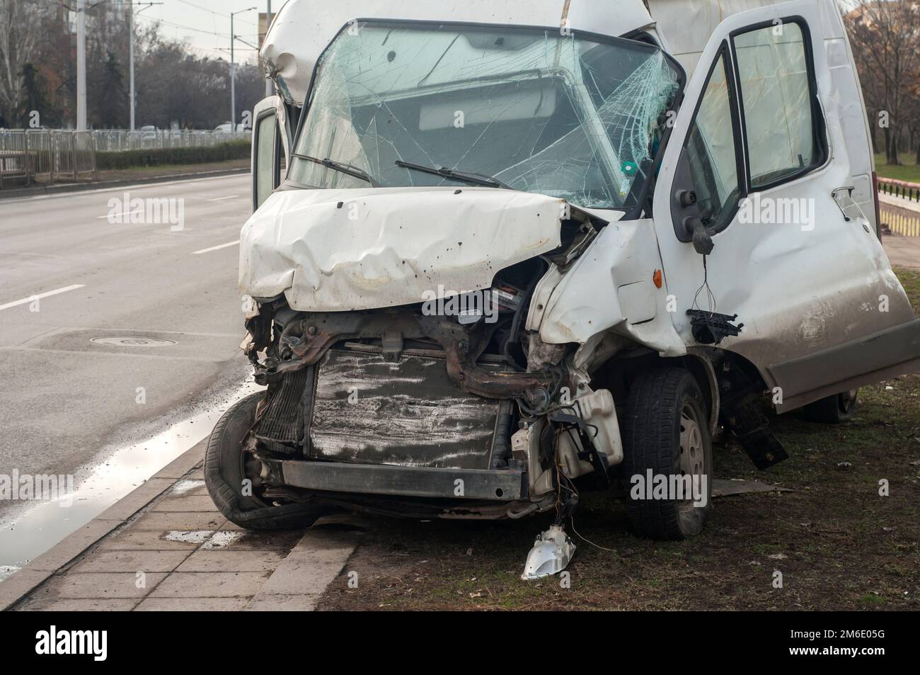 Im Transportwagen für Autounfälle zerdrückt Stockfoto