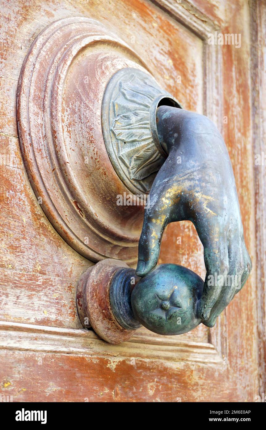 Fatima Handklopfer. Hand von Fatima Türklopfer. Antike Messingklopfer. Stockfoto