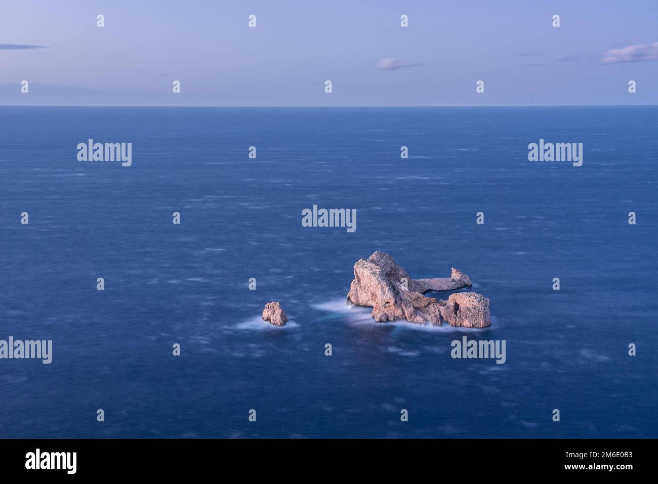 Strand bei Punta de Castellar, Santa Agnes de la Corona, Balearen, Spanien. Stockfoto