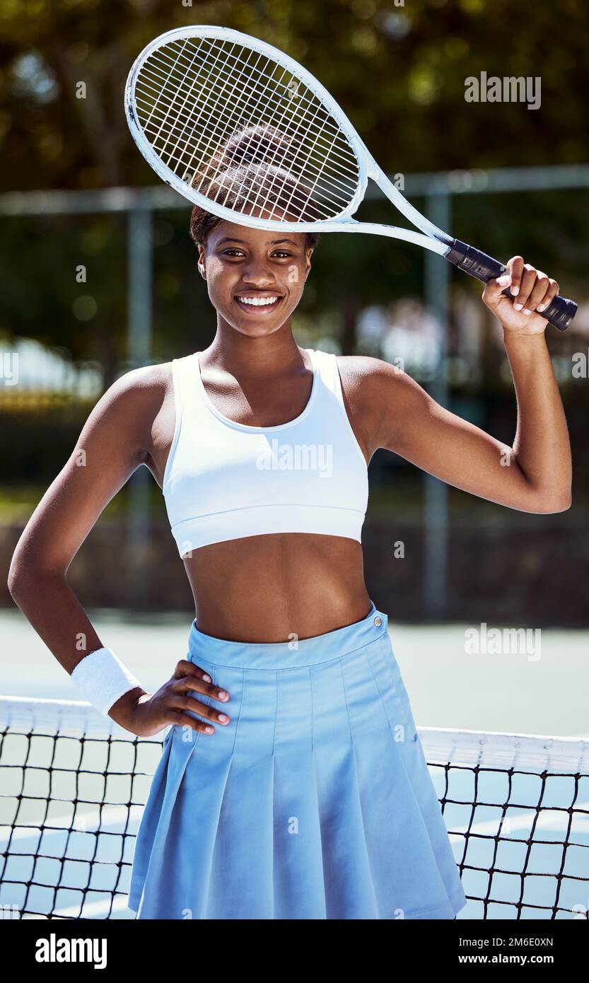 Schwarze Frau, Tennisschläger und Außenporträt im Sommer mit Lächeln, Sporttraining oder Fitness. Tennisplatz, Glück und Tennisspielerin Stockfoto