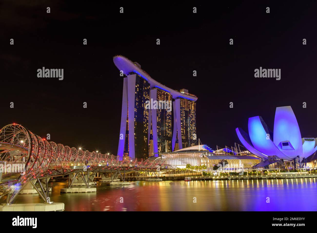 Singapur, 19. April 2018 : Marine Bay in der Nähe der Gardens by the Bay. Nachtsicht auf den hellen Baum Stockfoto