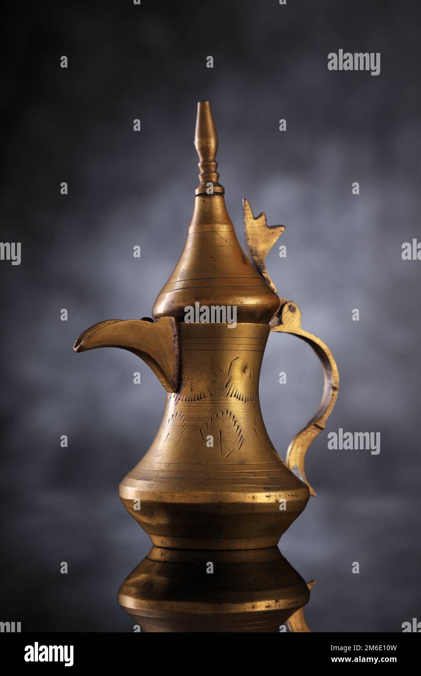 Mittelostkultur Dallah - der arabische Kaffee-/Teekopf, der in alten Zeiten verwendet wurde Stockfoto