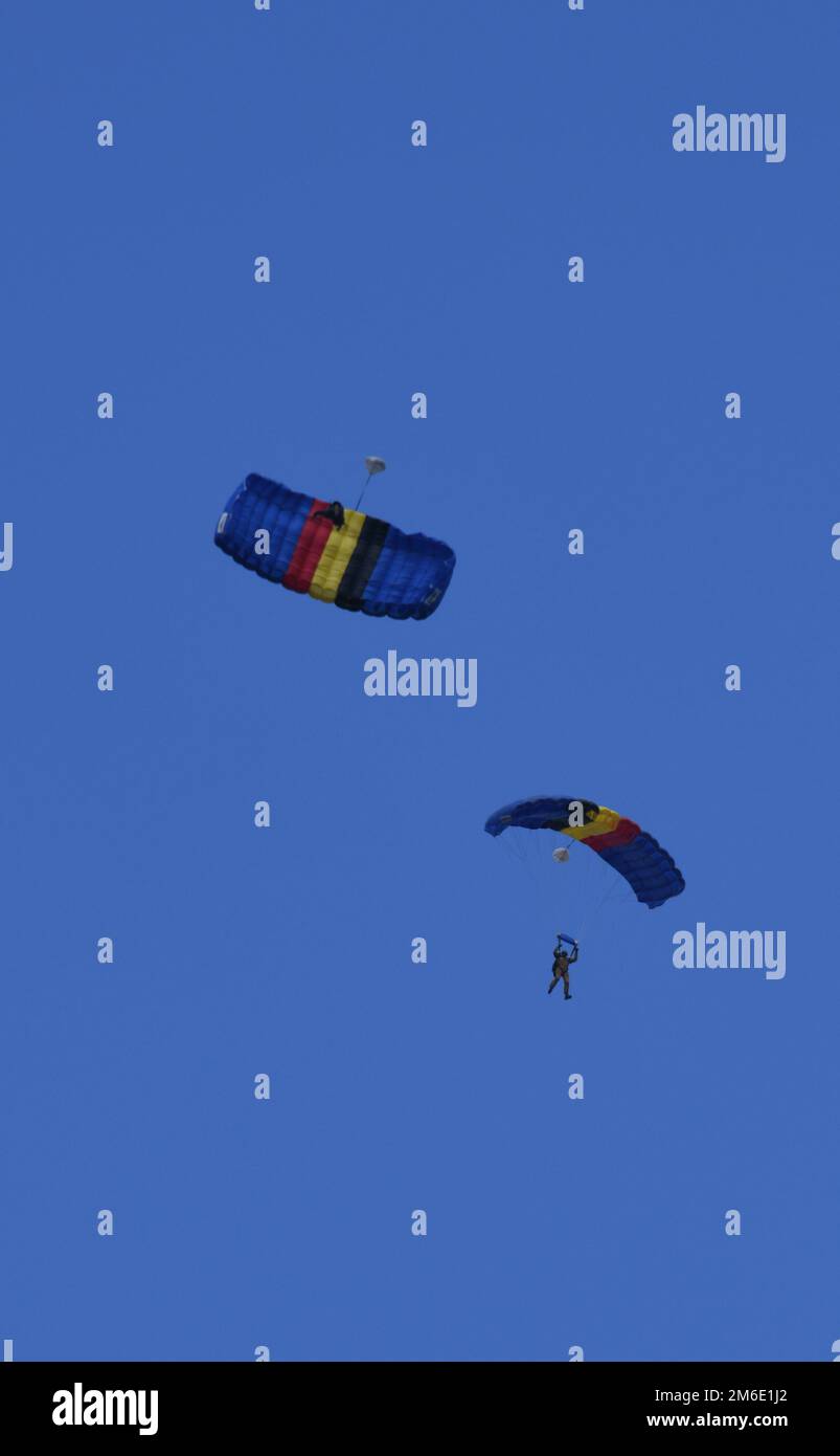 Belgische Fallschirmjäger springen während der Trainingswoche für belgische Sonderoperationsschirmjäger auf dem Luftwaffenstützpunkt Chièvres, Belgien, 25. April 2022. Stockfoto