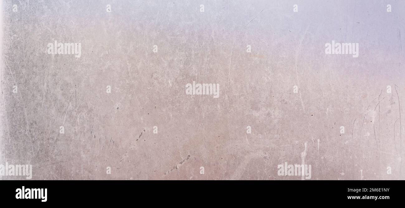 Weißer Metallhintergrund mit Kratzern und Schildern. Stockfoto