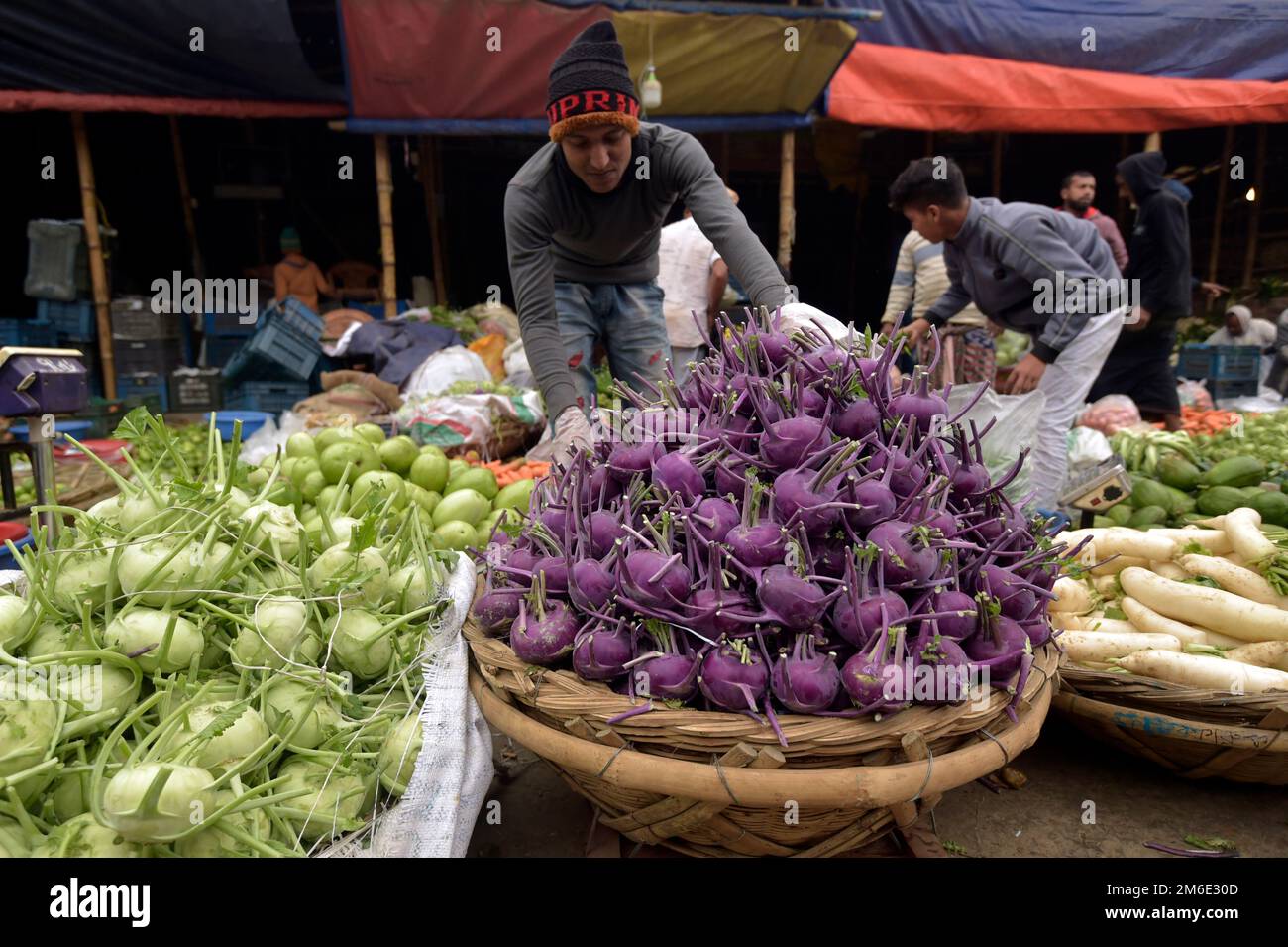 Dhaka. 4. Januar 2023. Am 3. Januar 2023 verkauft ein Lieferant Gemüse auf einem Markt in der Hauptstadt von Bangladesch, Dhaka. Kredit: Xinhua/Alamy Live News Stockfoto