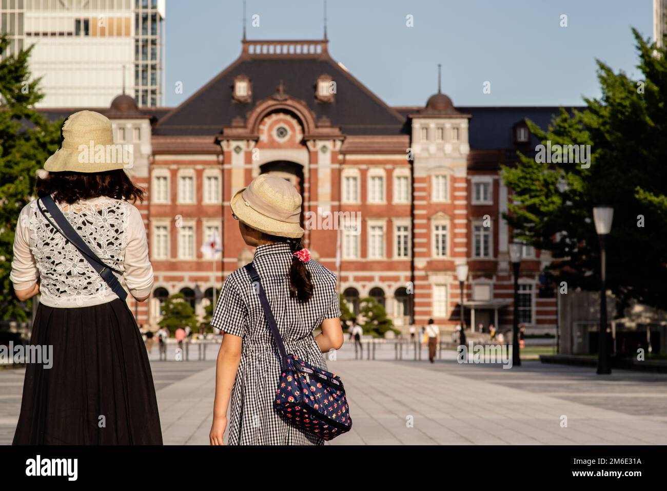Tokio, Japan - 9 8 19: Mutter und Tochter standen vor dem Bahnhof Tokio zusammen Stockfoto