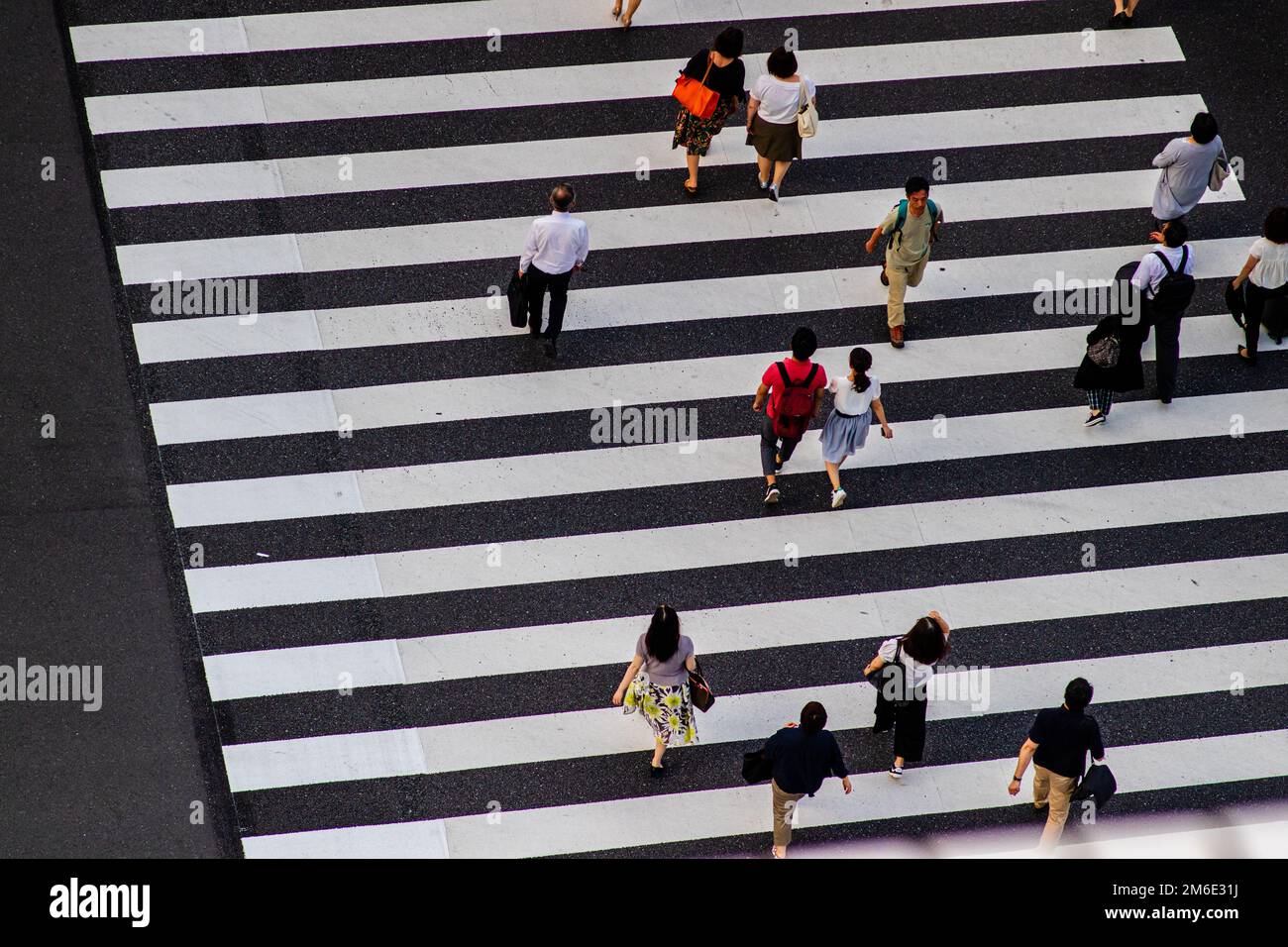 Tokio, Japan - 9 8 19: Menschen, die einen Zebrastreifen überqueren, von oben gesehen Stockfoto