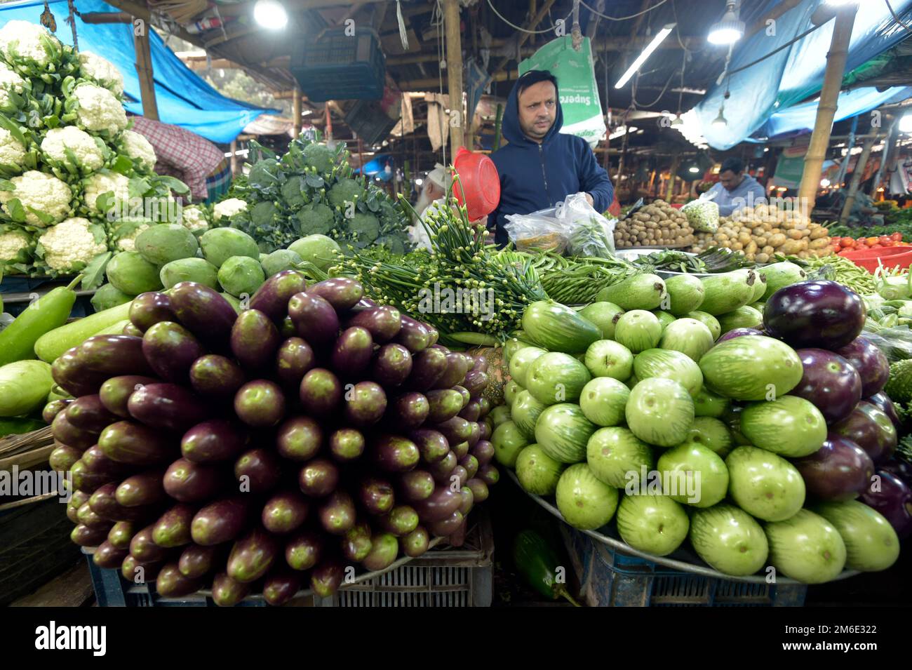 Dhaka. 4. Januar 2023. Am 3. Januar 2023 verkauft ein Lieferant Gemüse auf einem Markt in der Hauptstadt von Bangladesch, Dhaka. Kredit: Xinhua/Alamy Live News Stockfoto