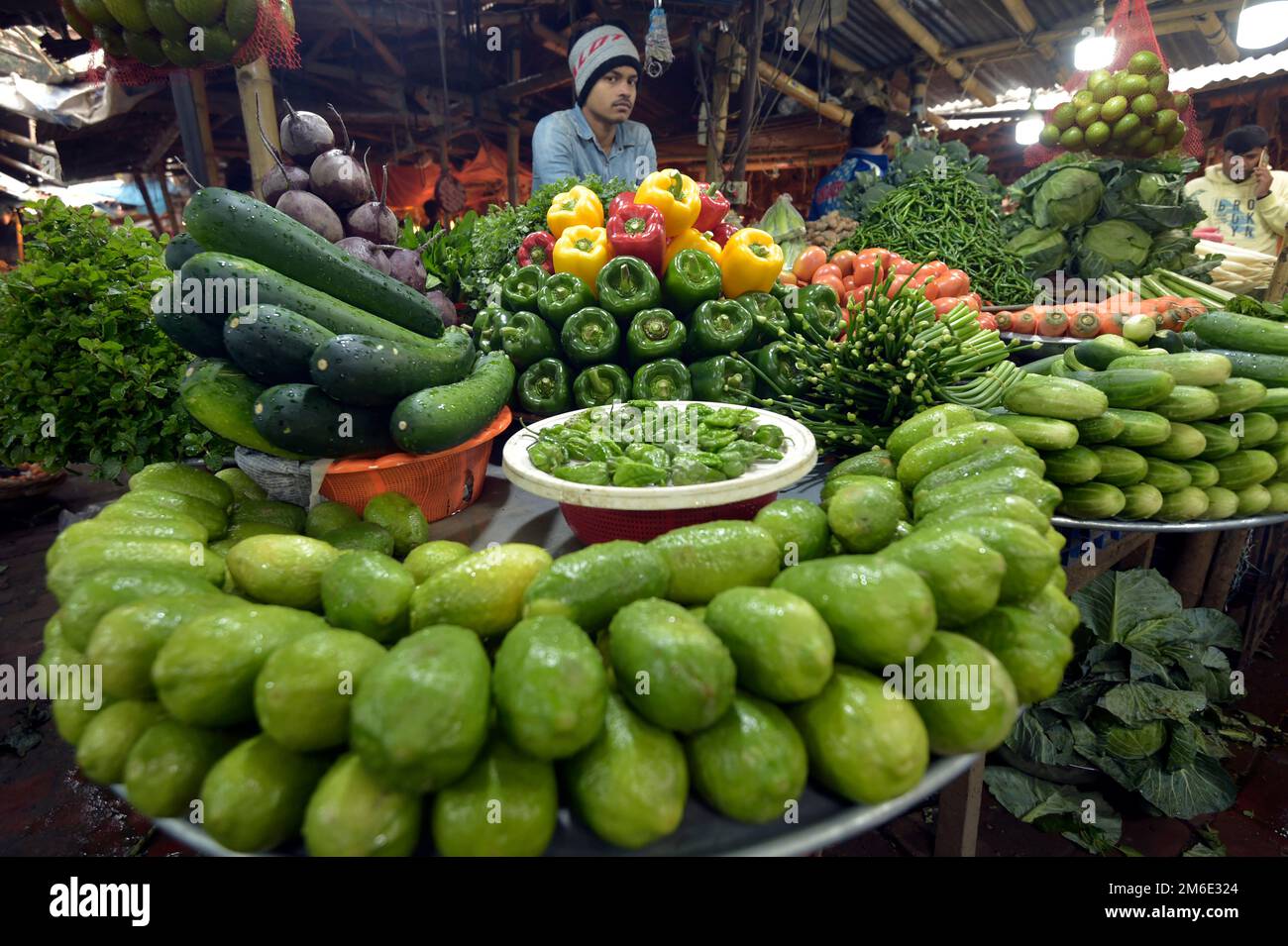 Dhaka. 4. Januar 2023. Am 3. Januar 2023 verkauft ein Lieferant Gemüse auf einem Markt in der Hauptstadt von Bangladesch, Dhaka. Kredit: Xinhua/Alamy Live News Stockfoto