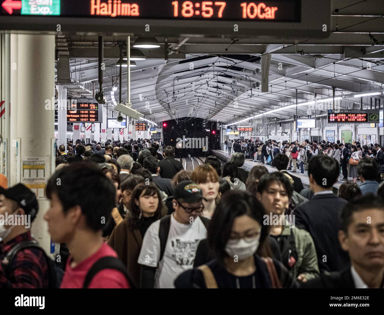 Tokio, Japan - 10 11 19: Eine große Menschenmenge Pendler, die sich durch den Bahnhof Seibu Shinjuku ziehen Stockfoto