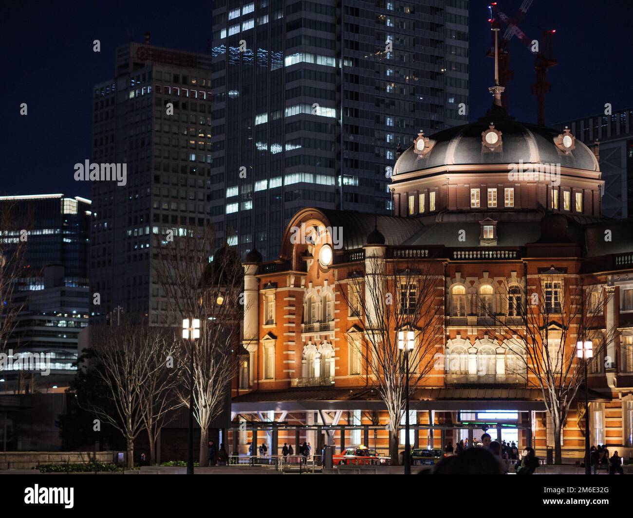 Tokio, Japan - 1 2 20: Die Seite des berühmten Backsteingebäudes des Bahnhofs von Tokio bei Nacht Stockfoto
