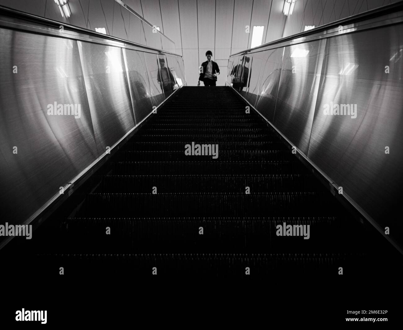 Tokio, Japan - 17 11 19: Ein Mann, der eine Rolltreppe heruntergehen wird Stockfoto