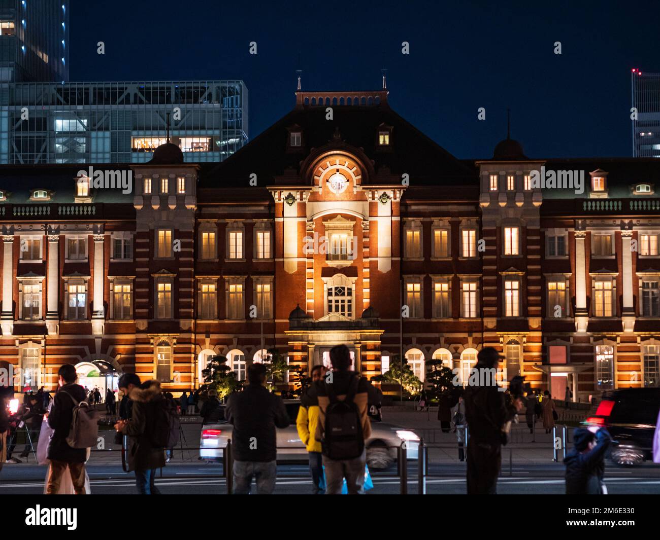 Tokio, Japan - 1 2 20: Die Vorderseite des berühmten Backsteingebäudes des Bahnhofs von Tokio bei Nacht Stockfoto