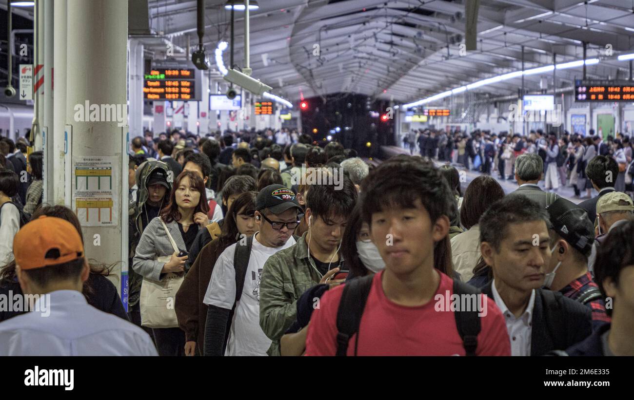 Tokio, Japan - 10 11 19: Eine große Menschenmenge Pendler, die sich durch den Bahnhof Seibu Shinjuku ziehen Stockfoto