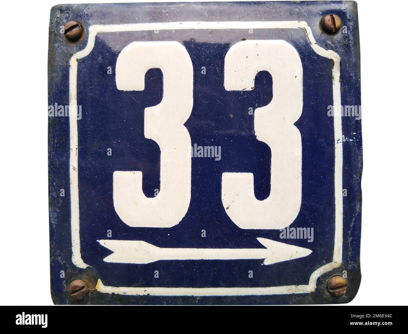 Verwittertes quadratisches, metallemailliertes Schild mit der Nummer der Straßenadresse mit der Nummer 33 des Schließungsisols Stockfoto