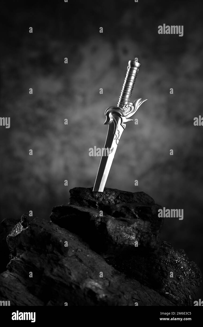 König Artus Schwert - Excalibur in schwarzem Stein Stockfoto